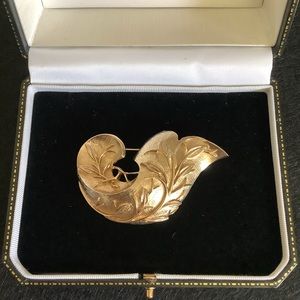 Vintage SARAH COV textured gold tone brooch.